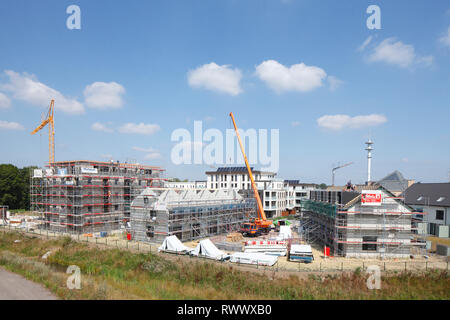 Costruzione di gru, ponteggi, sito in costruzione, ruvida edifici, edifici residenziali, Cloppenburg, Bassa Sassonia, Germania, Europa Foto Stock