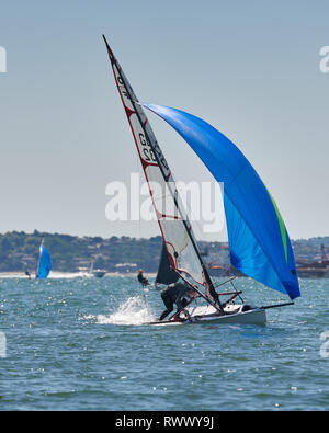 Le prestazioni. Musto Skiff racing facendo una strambata. Una scossa sport. Foto Stock