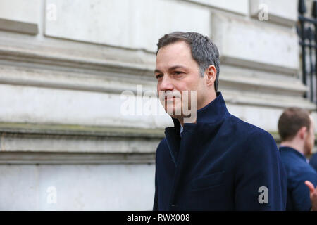 Alexander De Croo, vice primo ministro belga e ministro delle finanze e della cooperazione allo sviluppo è visto lasciare Downing Street dopo un incontro con Philip Hammond - Cancelliere dello Scacchiere. Foto Stock