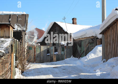 Il vecchio villaggio di legno casa con annessi in inverno in Russia Foto Stock