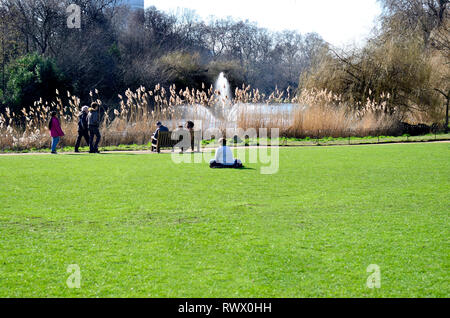 Londra, Inghilterra, Regno Unito. St James Park - un giorno caldo e soleggiato nel febbraio 2019 Foto Stock