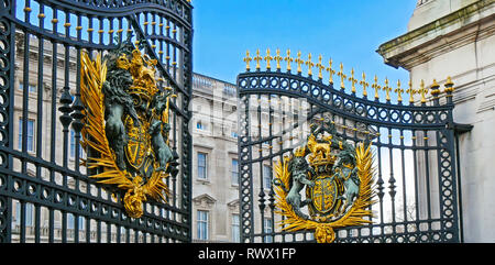 L'enorme cancello del Buckingham Palace è aperto. Palace la polizia e le guardie hanno aperto il cancello per la cerimonia Foto Stock