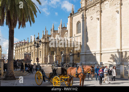 Carrozza a cavalli fuori Cattedrale di Siviglia Foto Stock