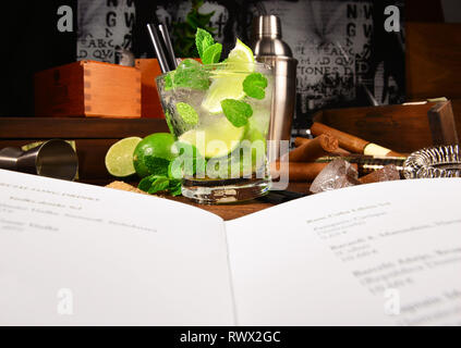 Cocktail Mojito con i sigari cubani sfondo Foto Stock