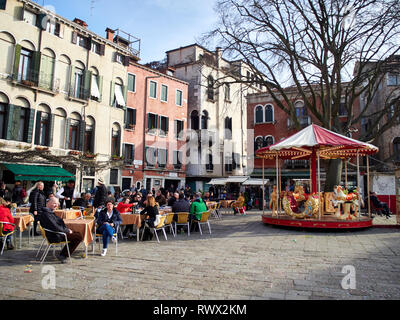 Venezia, Italia - Marzo 2, 2019 posti a sedere turistica avente un resto in Campo San Polo di Venezia durante un pomeriggio soleggiato. Foto Stock