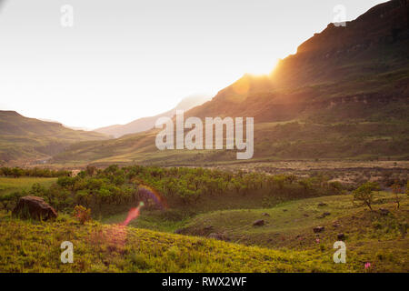 Sunrise luce di colata al di sopra del Drakensberg monti e valli Foto Stock