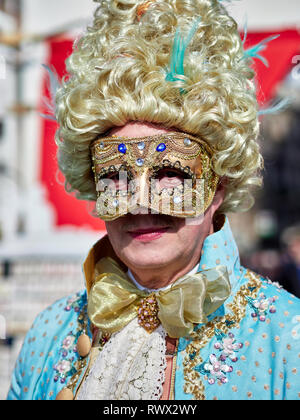 Ritratto di un uomo vestito in costume di carnevale e una maschera per il Carnevale  di Venezia Veneto Italia Foto stock - Alamy