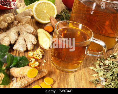 Tè con ingredienti diversi su sfondo di legno Foto Stock