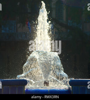 Getto di spruzzatura di acqua e spruzzi da una fontana Foto Stock