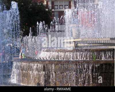 Bella multi-tiered fontana a cascata nel parco cittadino di Novosibirsk Pervomaysky square Foto Stock