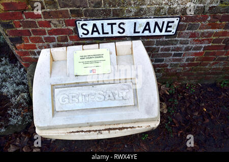 Villaggio allentati, Kent, Regno Unito. Sale grana / bin in sali Lane - fa esattamente quello che si dice sul bidone Foto Stock