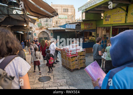 Gerusalemme, Israele - 15 Maggio 2018: Arab rivenditori di frutta per le strade del quartiere palestinese della città vecchia Foto Stock