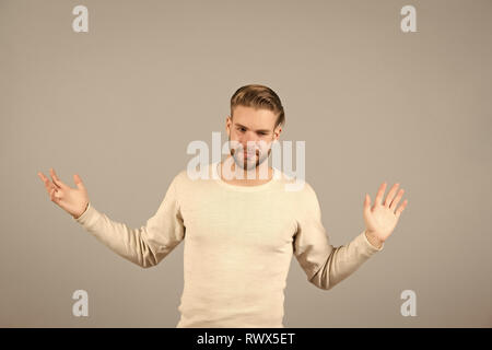 Io sono stufo. Appena mi lasciare da solo. L'uomo stanco disperata barba lunga bello stile macho, uno sfondo grigio. L'uomo alimentato in su con la vita i problemi. Guy sfortunati malati senza speranza di dare problemi. Foto Stock