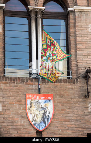 Ferrara, Italia - 10 Giugno 2017: Palio bandiere e distintivi. Il Palio di San Giorgio è un tipico festival medievale. Dettaglio del Palio scudo decorazione. Pal Foto Stock