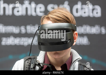 Studente di Università Tecnica di Ostrava indossa HP WINDOWS Mixed Reality auricolare con controller in Ostrava, Repubblica Ceca, 5 marzo 2019. (CTK Pho Foto Stock