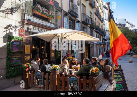 Terrazze di bar e ristoranti vicino all'Arco de los Cuchilleros, che conduce dalla Plaza Mayor nel centro di Madrid. Spagna Foto Stock