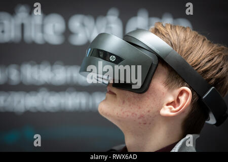 Studente di Università Tecnica di Ostrava indossa HP WINDOWS Mixed Reality auricolare con controller in Ostrava, Repubblica Ceca, 5 marzo 2019. (CTK Pho Foto Stock