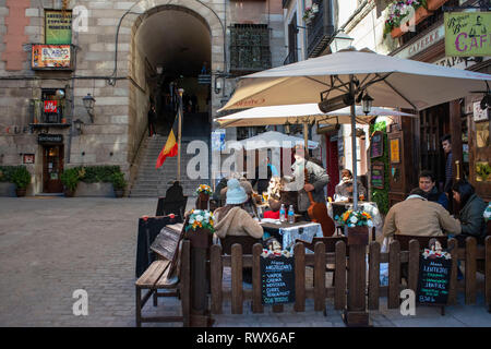 Terrazze di bar e ristoranti vicino all'Arco de los Cuchilleros, che conduce dalla Plaza Mayor nel centro di Madrid. Spagna Foto Stock