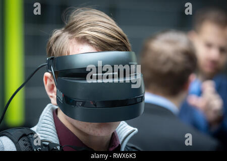 Studente di Università Tecnica di Ostrava indossa HP WINDOWS Mixed Reality auricolare con controller in Ostrava, Repubblica Ceca, 5 marzo 2019. (CTK Pho Foto Stock