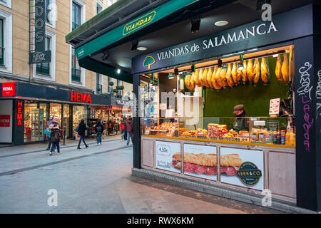 Salamanca prosciutto iberico negozio nella strada Rompelanzas nella città vecchia città di Madrid. Foto Stock