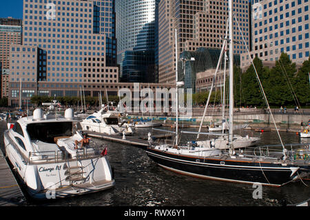 Marina, batteria area parco, centro finanziario mondiale e grattacieli, dal quartiere finanziario di Manhattan, New York, USA, America. World Financial Center offic Foto Stock