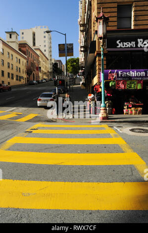 Grant Street, strade di Chinatown Chinatown di San Francisco California USA American Stati Uniti d'America. Scena di strada in China Town, San Francesco Foto Stock