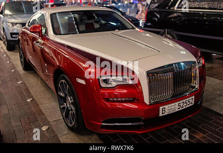 DUBAI, Emirati Arabi Uniti - 23 dicembre 2017: auto di lusso Rolls Royce Wraith accanto al centro commerciale di Dubai. Rolls Royce è famosa costose automobili di lusso auto di marca Foto Stock