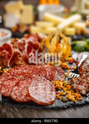 Piatto a base di carne con selezione di salumi freschi, prosciutto e salsicce Foto Stock