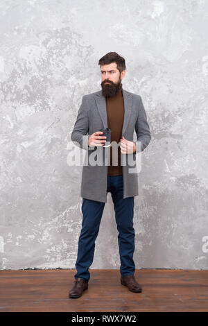 Abbigliamento uomo e fashion concept. Guy brutale modello di moda. La gente di affari fashion style. Formale e abiti casual per l'ufficio. Incredibile look. Uomo bello barbuto imprenditore lusso indossare tuta formale. Foto Stock
