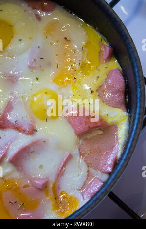 Uova fritte in padella con la salsiccia. Cuocere a casa. alimenti fritti. cibo malsano. la colazione del mattino Foto Stock