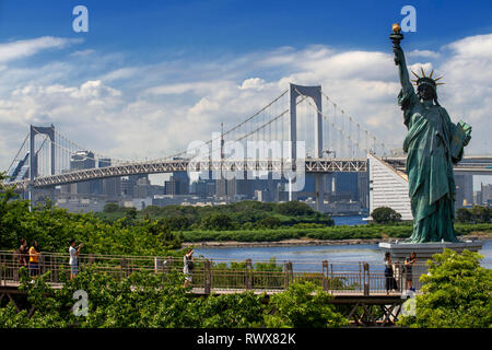 Statua della Libertà, il Rainbow Bridge e la Torre di Tokyo come si vede da Odaiba in Tokyo, Giappone Foto Stock