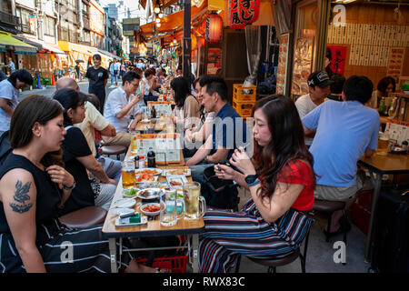 Ristoranti sulla strada luppolato Asakusa Tokyo Giappone. Questo 80-metro-lungo viale nel quartiere di Asakusa, famosa per essere la stessa come il malto di bere Foto Stock