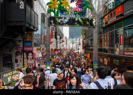 La folla a piedi attraverso Takeshita Street nel quartiere Harajuku a Tokyo in Giappone Foto Stock