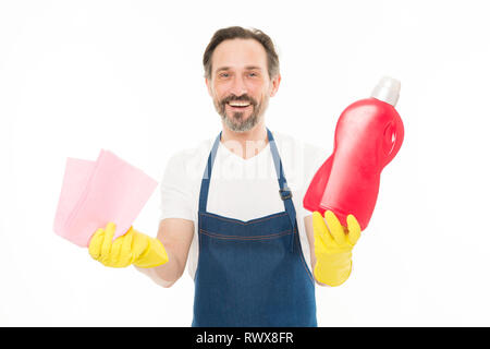 Rub a brillare. Tutto deve essere perfetto. Il servizio di pulizia e il dovere di uso domestico. L'uomo nei guanti di gomma tenere la bottiglia di sapone liquido agente di pulizia chimica. Ragazzo barbuto pulizia casalinga. Pulizia home concetto. Foto Stock