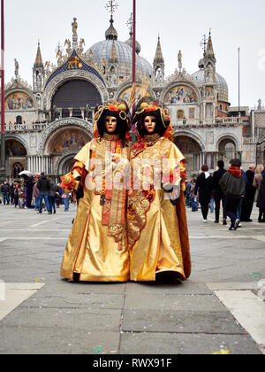 Venezia, Italia - Marzo 1, 2019 un giovane vestito con un costume di  arlecchino durante il Carnevale di Venezia Foto stock - Alamy
