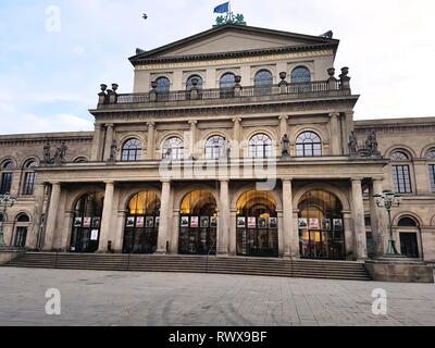 La opera house di Hannover Germania nel centro della città in un mattino luminoso - drammatico Foto Stock
