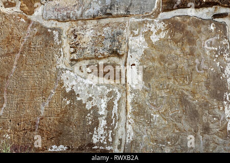 Close up di un usurato e stagionato sculture Maya di divinità su blocchi di pietra dal Monte Alban Foto Stock