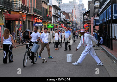 12 Aprile 2015 - New Orleans, Louisiana / Stati Uniti: l'artista di strada durante la sua prestazione nel Quartiere Francese di New Orleans, in Louisiana. Foto Stock