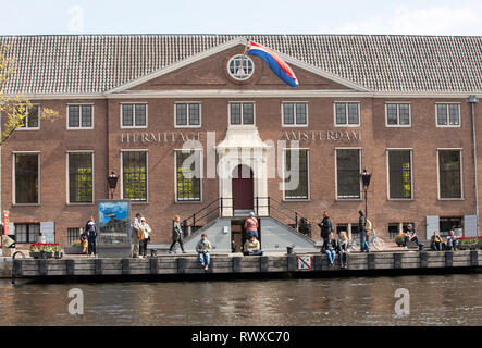 AMSTERDAM, Paesi Bassi - 20 Aprile 2017: turisti fuori dall'Hermitage Amsterdam, Paesi Bassi Foto Stock