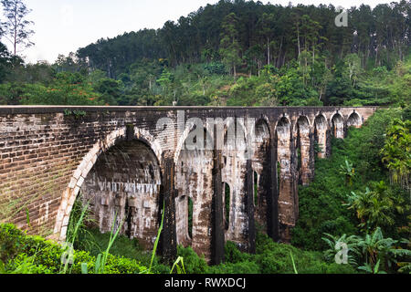 Famoso Demodara nove ponte di Arco. Ella, Sri Lanka. Foto Stock