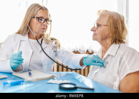 Senior donna durante un esame medico con il suo medico di base Foto Stock