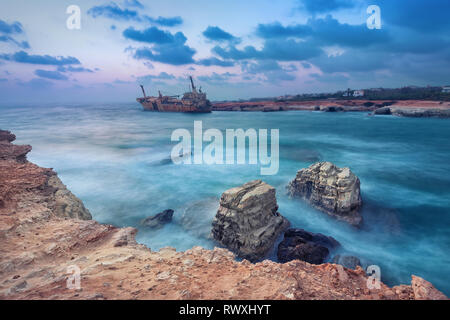 Le rocce in mare con navi abbandonate su sfondo vicino a Paphos, Cipro (con HDR-effetto) Foto Stock