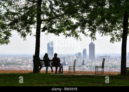 Lione (sud-est della Francia): panoramica della città dal parco "Jardin des curiosites' . La gente seduta su una panchina ammirando la vista panoramica Foto Stock