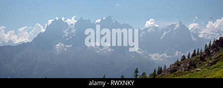 Vista su tutta la valle di Chamonix verso il Mont Blanc massiccia e Mont Blanc attraverso le nuvole. Foto Stock