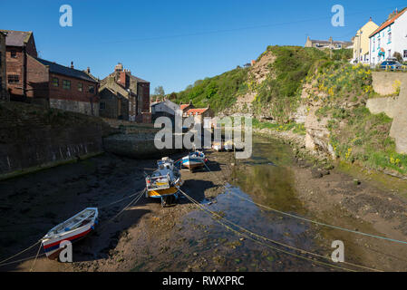 Staithes Beck, North Yorkshire, Inghilterra. Una soleggiata mattina di primavera in questa pittoresca località. Foto Stock