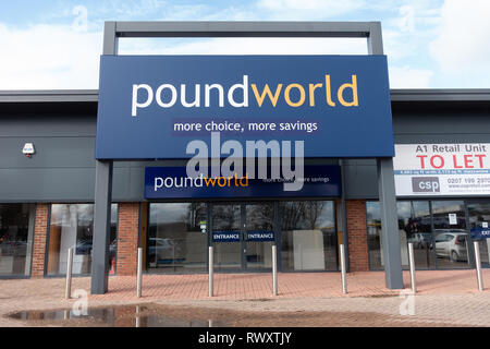 Il negozio Poundworld sulla lettura Link Retail Park in Reading, Berkshire è lasciato vuoto dopo tutta la catena chiusa. Foto Stock