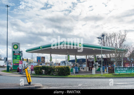 La stazione di benzina BP, sul forno di Rose Lane in Reading, Berkshire, Regno Unito Foto Stock