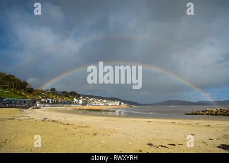 Lyme Regis, Dorset, Regno Unito. Il 7 marzo 2019. Regno Unito Meteo. Un arcobaleno archi sopra la città balneare di Lyme Regis in Dorset su un pomeriggio di sole e di docce. Credito Foto: Graham Hunt/Alamy Live News Foto Stock