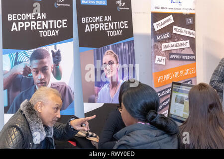 Brentwood, Essex, Regno Unito. Il 7 marzo 2019. Pop-up Shop per apprendistati shop nazionali durante la settimana di apprendistato 4th-9marzo 2019 nel centro Baytree Brentwood Essex Credit: Ian Davidson/Alamy Live News Foto Stock