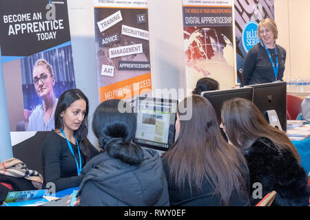 Brentwood, Essex, Regno Unito. Il 7 marzo 2019. Pop-up Shop per apprendistati shop nazionali durante la settimana di apprendistato 4th-9marzo 2019 nel centro Baytree Brentwood Essex Credit: Ian Davidson/Alamy Live News Foto Stock